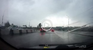 Молния ударила рядом с машиной в Новосибирске