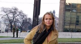 Обнаженная девушка гуляет по Праге (25 фотографий)