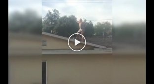 Женщина перебрала с алкоголем и залезла на крышу