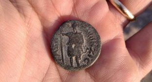 Во время учений солдат нашел редкую монету возрастом 1800 лет (4 фото + 1 видео)