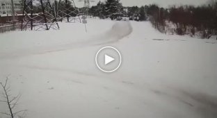 Новосибирец гонял по улицам города на снегоходе и разбился (1 фото + 1 видео)