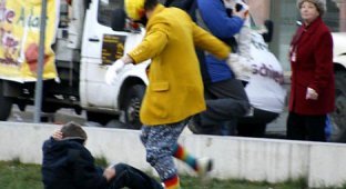 Клоун избил мальчика (3 фото)