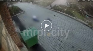 В Мариуполе 33-летний мужик выпал из окна 14-этажного дома