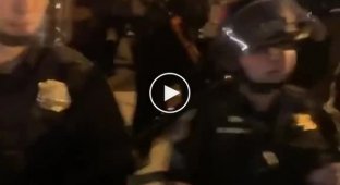 Полицейский решил преклонить колено перед протестующими, но коллеги были против