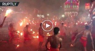 Как проходит индийская битва огнем из горящих пальмовых ветвей, чтобы успокоить индусскую богиню Дургу