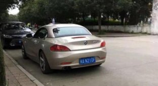 Самый простой способ снять китайскую студентку - выставить на капот авто бутылку с водой (8 фото)