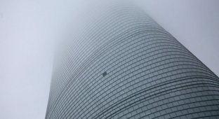 В Шанхае выпавшее с 76 этажа окно поранило человека (4 фото)
