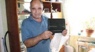 В Южно-Сахалинске Фонд социального страхования подарил слепому мужчине телевизор