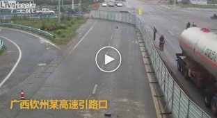 В Китае девушка за рулем, напутала педали и перепутала направление