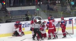 Российские и чешские хоккеистки устроили жесткую драку на чемпионате мира