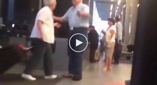 Дедушка встречает бабушку в аэропорту с цветами