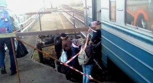 Украинские пассажиры ожидали поезд, стоя в яме (2 фото)