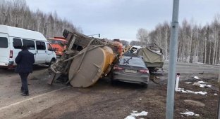 В Башкирии водитель ГАЗели опрокинул КамАЗ с цистерной (2 фото + 2 видео)