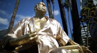 В Голливуде появился золотой Харви Вайнштейн на "кушетке для кастинга" (11 фото + 1 видео)