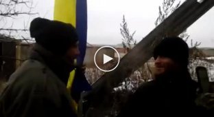 Бойцы добровольных формирований в Аэропорту Донецка вывесили флаг на метеорологическую вышку