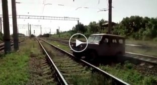 На Кубани пассажирский поезд уничтожил УАЗик (маты)