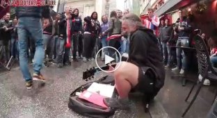 Фанаты Аякса щедро забросали деньгами бездомного уличного музыканта в Лионе