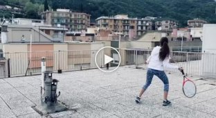 Итальянские спортсменки сыграли в теннис на соседних крышах