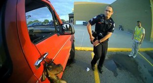 Полицейские спасли щенка висевшего на поводке за окном машины (4 фото)