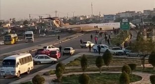 Иранские пилоты «проспали» ВПП и посадили пассажирский самолет на оживленной дороге (2 фото + 1 видео)