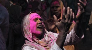 Индийские вдовы впервые приняли участие в красочном фестивале весны - празднике Холи (18 фото)