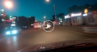 В Омске девушку прокатили на крыше автомобиля