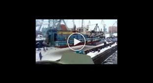 В Казанском порту уронили 100-тонный кран