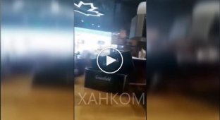 Ведущий MTV Артур Цветков - Vj Archiе - устроил потасовку с нерусским парнем в кафе (мат)