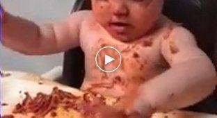 Маленькая фанатка спагетти даже во сне наслаждается любимым блюдом