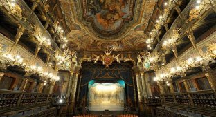 Величественные и роскошные интерьеры театров мира (10 фото)