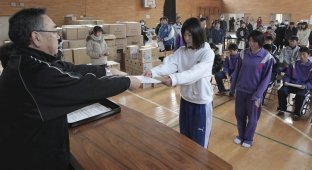 В разрушенных городах Японии оставшимся в живых школьникам выдали аттестаты (8 фото)