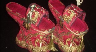 Жутко неудобная обувь средневековых женщин (20 фото)