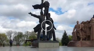 В Киеве при демонтаже монумента трудящихся под Аркой Дружбы народов у российского рабочего отвалилась голова