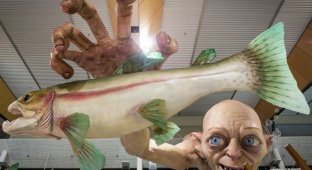 В аэропорту Веллингтона появилась инсталляция «Гигантский Горлум на рыбалке» (7 фото)