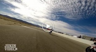 Жесткий фейл мотоциклиста посреди пустыни