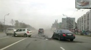 Серьезная лобовая авария на Кутузовском (28 фото + видео)