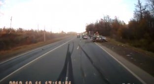 Пьяный дальнобойщик протаранил поток машин и скрылся с места аварии (4 фото + видео)
