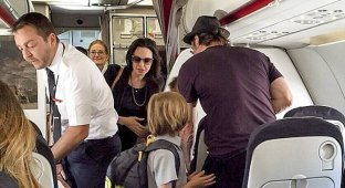 Звёзды тоже летают эконом-классом: Анджелина Джоли и Брэд Питт с шестью детьми во Франции (31 фото)
