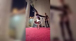 Красивый и сложный трюк в исполнении гимнасток