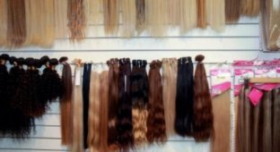 Откуда в салонах красоты берутся накладные волосы для гламурных модниц (5 фото)