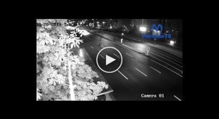 Видео с момента наезда на девушку, которая переходила дорогу на запрещающий сигнал светофора