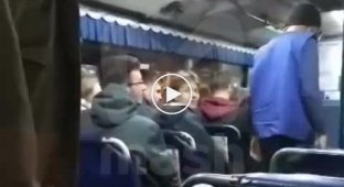 Во Владивостоке водитель автобуса подрался и выгнал пассажира автобуса из-за сережки в ухе (мат)