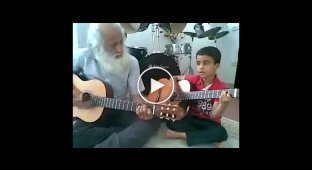 Дед и внук играют на гитарах