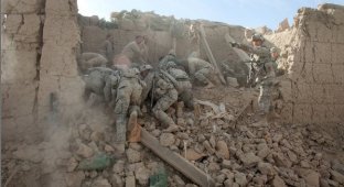 Взрыв в Кандагаре уничтожил шестерых солдат (9 фото)