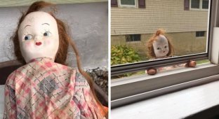Девушка выкинула на помойку старинную куклу, а через время она вернулась обратно (4 фото)
