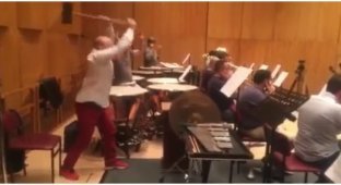 Незаменимый в оркестре музыкант немного не рассчитал силы (1 фото + 3 видео)