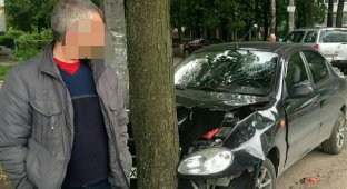  Пьяный водитель, врезавшийся в дерево в Харькове, пытался подкупить патрульных 10 тыс. гривен
