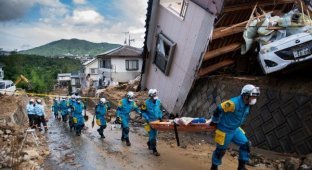 В Японии апокалипсис: сильнейшие ливни и оползни хоронят населенные пункты (10 фото)