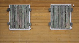 В Якутии суд обязал семью замуровать окна детских комнат (3 фото)