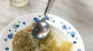 Котлетный скандал: В Оренбурге школьник пожаловался на несъедобную еду и нарвался на критику в Сети (2 фото)